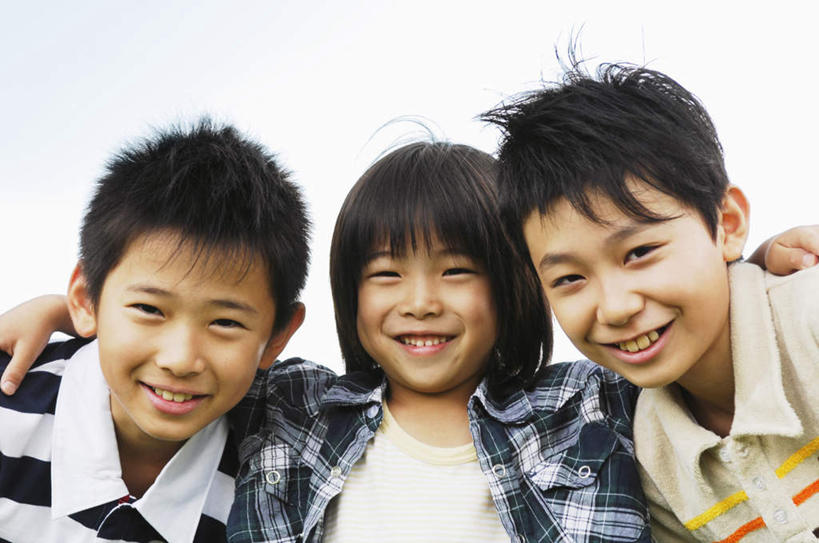 东方人,儿童,头发,三个人,伙伴,朋友,站,抱,笑,微笑,露齿笑,横图,室外,白天,仰视,旅游,度假,友谊,成功,合作,团队,集体,信心,亚洲,一排,弯腰,阴影,条纹,服装,整齐,光线,方格,影子,注视,休闲装,黄种人,娱乐,队伍,排列,小孩,衣服,蓝色,白色,黑色,灰色,蓝天,天空,阳光,天,低头,观察,看,站着,享受,休闲,休闲服,放松,服饰,晴朗,抱着,观看,察看,搂着,成就,队列,关注,合伙,万里无云,弯身,友情,男孩,男人,男性,亚洲人,晴空,晴空万里,怀抱,搂,搂抱,相抱,拥抱,站立,半身,彩图,低角度拍摄,男生