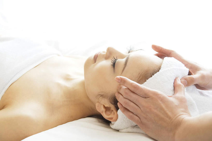 东方人,脸,头,脸颊,两个人,伙伴,朋友,按摩师,躺,闭眼,笑,摸,微笑,横图,俯视,室内,白天,浴袍,按摩,友谊,窗户,床,亚洲,抚摸,阴影,光线,影子,墙,床单,黄种人,被子,玻璃窗,墙壁,墙面,白色,阳光,毛巾,按,享受,健康,保健,单人床,被单,指压,卧着,友情,年轻女性,女人,女性,亚洲人,头部,脸部,脸蛋,面部,技师,闭眼睛,闭着眼,闭着眼睛,触摸,接触,躺着,卧,半身,彩图,高角度拍摄,汤帷子,浴衣,推拿