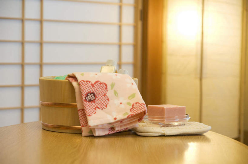 无人,横图,室内,特写,白天,正面,化妆,美容,窗户,门,桌面,餐具,照明,一块,护肤,花纹,木制,壁灯,碟子,盘,图案,墙,灯光,玻璃窗,墙壁,墙面,灯,一个,盘子,化妆品,木制品,肥皂,灯具,碟,毛巾,门框,香皂,日用品,洗浴用品,清洁,保养,享受,休闲,浴盆,放松,保健,单个,照亮,护肤品,照明设备,舒缓,养颜,去污,紧肤,嫩肤,洗涤,彩图