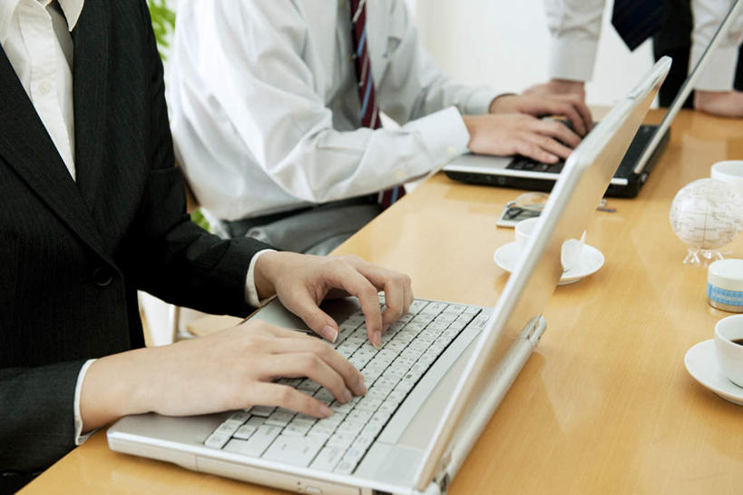 东方人,两个人,商务人士,商务男性,商务女性,办公室,坐,摸,横图,俯视,室内,白天,衬衫,电脑,笔记本电脑,植物,桌子,杯子,亚洲,抚摸,敲打,套装,网络,瓷器,盆栽,办公桌,墙,咖啡杯,盆景,陶瓷制品,黄种人,输入,通讯设备,墙壁,墙面,绿色,自然,打字,靠,靠着,倚靠,生长,成长,点击,敲击,无线,倚着,瓷杯,通信设备,商务装,无线网络,无线上网,便携式电脑,工薪阶层,按键,手提电脑,男人,男性,年轻男性,年轻女性,女人,女性,亚洲人,白领,上班族,触摸,接触,坐着,半身,彩图,高角度拍摄,衬衣