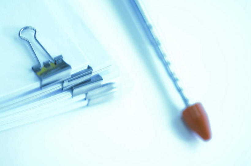 无人,横图,俯视,室内,特写,白天,白色背景,桌面,桌子,一堆,一排,许多,阴影,堆叠,堆积,朦胧,模糊,整齐,光线,笔,材料,档案,文件,影子,办公桌,办公用品,文具,排列,阳光,学习用品,资料,摄影,影棚,堆,文具用品,一支,队列,文档,彩图,高角度拍摄,影棚拍摄,拍摄