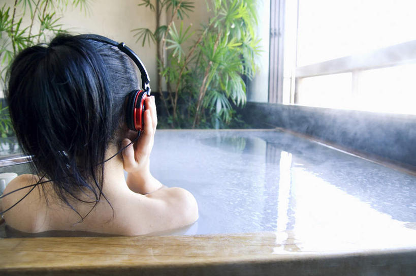 东方人,一个人,坐,摸,横图,室内,白天,浴袍,按摩,美容,快乐,满意,幸福,水,植物,窗户,亚洲,仅一个年轻女性,仅一个女性,仅一个人,抚摸,护肤,阴影,波纹,光线,盆栽,液体,影子,墙,水滴,盆景,音响,音乐,听,黄种人,娱乐,玻璃窗,墙壁,墙面,背面,绿色,白色,水纹,阳光,自然,耳机,波浪,靠,靠着,倚靠,保养,享受,休闲,放松,SPA水疗,保健,温泉浴场,生长,成长,舒适,享乐,倚着,养颜,年轻女性,女人,女性,亚洲人,矿泉疗养地,触摸,接触,坐着,半身,彩图,汤帷子,浴衣,水疗