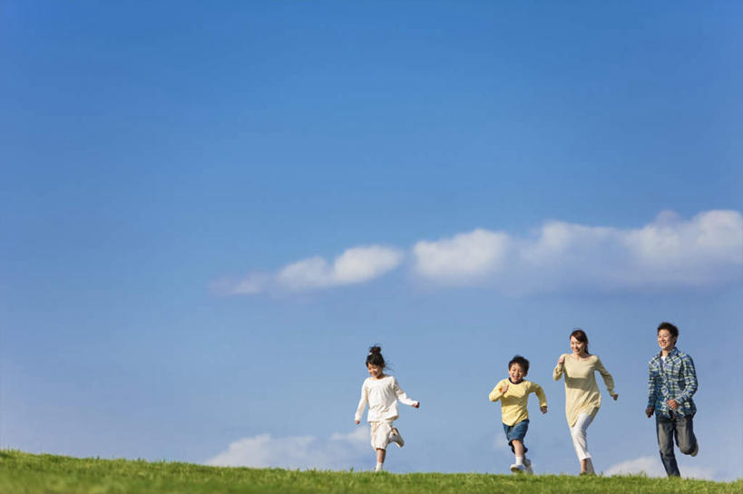 东方人,儿童,头发,四个人,家庭,夫妻,母亲,父亲,女儿,儿子,站,跑,笑,微笑,露齿笑,横图,室外,白天,正面,爱情,锻炼,纯洁,运动,草地,草坪,植物,亚洲,一排,阴影,服装,整齐,光线,影子,云,云朵,浪漫,云彩,抬腿,注视,休闲装,黄种人,草,排列,小孩,衣服,蓝色,绿色,白色,黑色,白云,蓝天,天空,阳光,天,观察,看,站着,休闲,温暖,温馨,父子,母女,一家人,休闲服,恩爱,父爱,可爱,母爱,童年,童趣,恋人,服饰,观看,和睦,察看,队列,关注,童真,烂漫,无邪,体育,天真,男孩,男人,男性,年轻男性,年轻女性,女孩,女人,女性,亚洲人,孩子,夫妇,情侣,跑步,站立,彩图,全身,健身,伴侣,融洽,男生,女生