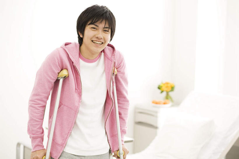 东方人,头发,一个人,病人,医院,站,笑,摸,微笑,露齿笑,竖图,俯视,室内,白天,窗户,靠垫,落地窗,亚洲,仅一个男性,仅一个人,一根,撑,抚摸,阴影,服装,光线,工具,影子,墙,靠枕,扭头,注视,休闲装,黄种人,玻璃窗,墙壁,墙面,仅一个年轻男性,衣服,粉色,黑色,阳光,垫子,枕头,观察,看,站着,转头,休闲,休闲服,器械,服饰,拐杖,观看,手杖,察看,撑着,关注,医疗器械,医疗机构,辅助设备,男人,男性,年轻男性,亚洲人,患者,就医者,触摸,接触,站立,半身,彩图,高角度拍摄,病院,诊所