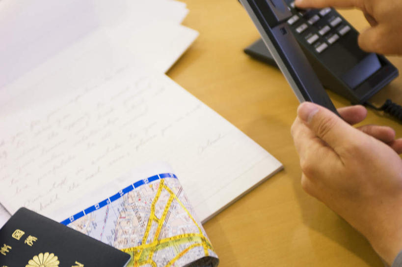 东方人,一个人,摸,打电话,横图,俯视,室内,白天,桌子,道路,地图,电话,亚洲,仅一个年轻女性,仅一个女性,仅一个人,一张,抚摸,敲打,握,阴影,光线,信息,材料,档案,文件,影子,办公桌,交通,拿,拿着,黄种人,方向,输入,通讯设备,阳光,话筒,资料,打字,电话线,握着,引导,指引,点击,敲击,文档,交流,按键,年轻女性,女人,女性,亚洲人,电话机,触摸,沟通,接触,通话,半身,彩图,高角度拍摄,导航