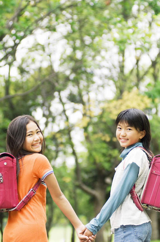 东方人,儿童,头发,两个人,伙伴,朋友,站,握手,笑,摸,微笑,露齿笑,竖图,室外,白天,旅游,度假,友谊,纯洁,草地,草坪,植物,亚洲,抚摸,阴影,服装,光线,包,书包,影子,扭头,注视,休闲装,黄种人,娱乐,草,树,树木,两个,小孩,背面,衣服,黄色,红色,蓝色,绿色,白色,黑色,蓝天,天空,阳光,自然,背包,天,观察,看,站着,转头,享受,休闲,休闲服,放松,可爱,童年,童趣,服饰,生长,成长,观看,察看,关注,童真,烂漫,无邪,天真,友情,男孩,男人,男性,女孩,女人,女性,亚洲人,长发,触摸,接触,拉手,手拉手,手握手,站立,半身,彩图,双肩包,男生,女生