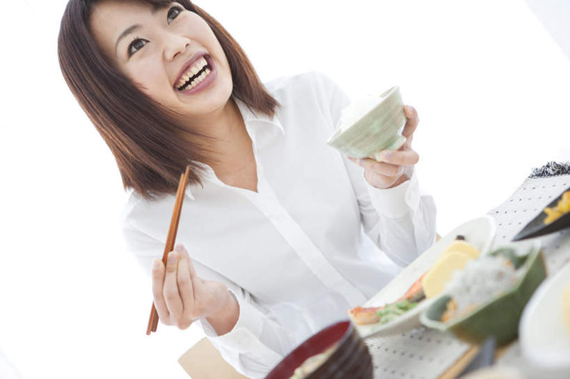 米饭,东方人,头发,一个人,客厅,坐,捧,笑,吃,微笑,露齿笑,横图,室内,白天,正面,烹饪,窗户,筷子,落地窗,餐具,亚洲,仅一个年轻女性,仅一个女性,仅一个人,许多,握,阴影,服装,光线,碟子,盘,影子,墙,汤,日本料理,料理,食品,饭,拿,拿着,注视,休闲装,黄种人,文化,传统,菜肴,美食,玻璃窗,墙壁,墙面,食物,衣服,白色,黑色,阳光,盘子,碟,碗,日式料理,观察,看,靠,靠着,倚靠,休闲,日式,休闲服,握着,服饰,佳肴,观看,礼节,五谷,察看,起居室,倚着,关注,礼仪,一碗,年轻女性,女人,女性,亚洲人,进餐用具,端,端着,嚼,捧着,食,手捧,坐着,半身,彩图