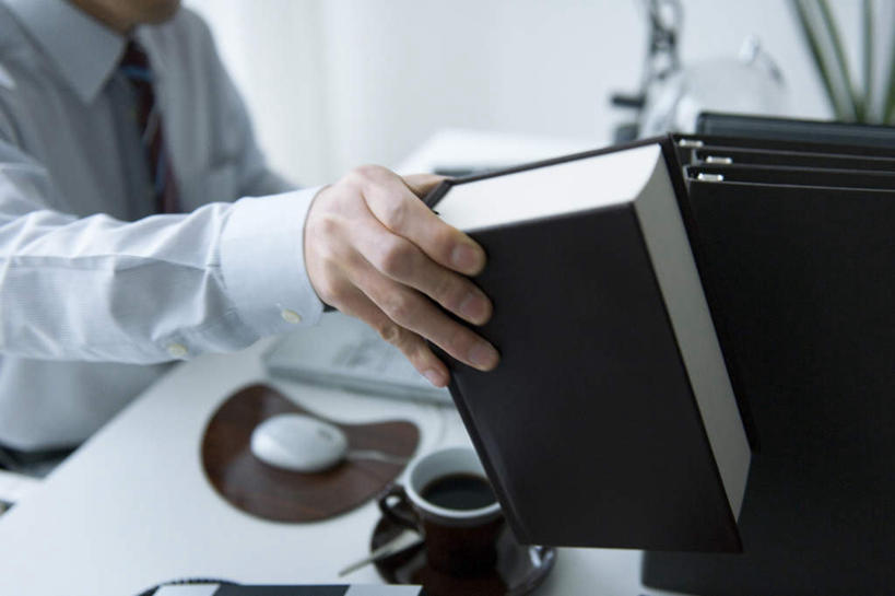 东方人,一个人,商务人士,商务男性,办公室,坐,举,摸,横图,俯视,室内,白天,衬衫,电脑,笔记本电脑,桌子,餐具,亚洲,仅一个男性,仅一个人,一排,许多,抚摸,握,阴影,套装,整齐,光线,网络,材料,档案,碟子,盘,文件,影子,办公桌,墙,记事本,领带,拿,拿着,黄种人,通讯设备,墙壁,墙面,排列,仅一个年轻男性,蓝色,阳光,本子,笔记本,盘子,资料,碟,靠,靠着,托,倚靠,握着,无线,倚着,队列,文档,通信设备,商务装,无线网络,无线上网,便携式电脑,工薪阶层,手提电脑,男人,男性,年轻男性,亚洲人,白领,上班族,触摸,接触,举起,举手,举着,向上举,向上伸,向上托,坐着,半身,彩图,高角度拍摄,衬衣