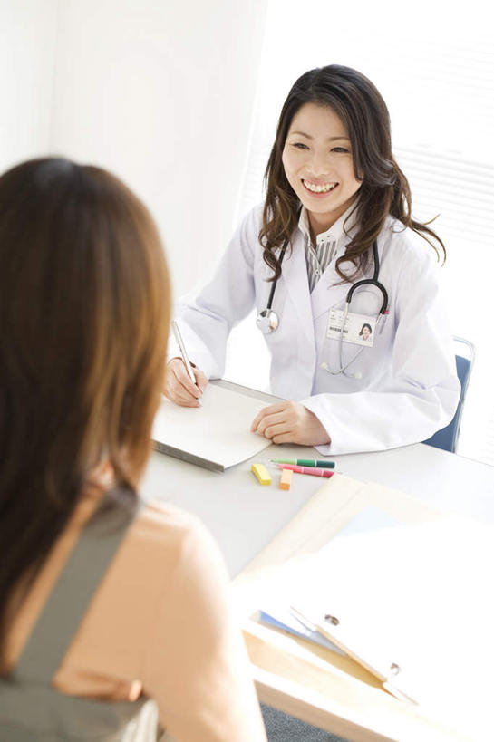 东方人,背部,头发,两个人,伙伴,朋友,医生,坐,笑,摸,微笑,露齿笑,竖图,室内,白天,正面,友谊,窗户,落地窗,亚洲,抚摸,握,阴影,服装,光线,笔,材料,档案,文件,影子,墙,办公用品,拿,拿着,注视,休闲装,黄种人,玻璃窗,相视,墙壁,墙面,文具,衣服,黑色,灰色,阳光,学习用品,资料,观察,看,靠,靠着,倚靠,医护人员,医疗人员,休闲,面对面,休闲服,握着,服饰,观看,对视,文具用品,察看,倚着,白大褂,关注,文档,相对,相看,友情,年轻女性,女人,女性,亚洲人,长发,大夫,触摸,接触,坐着,半身,彩图