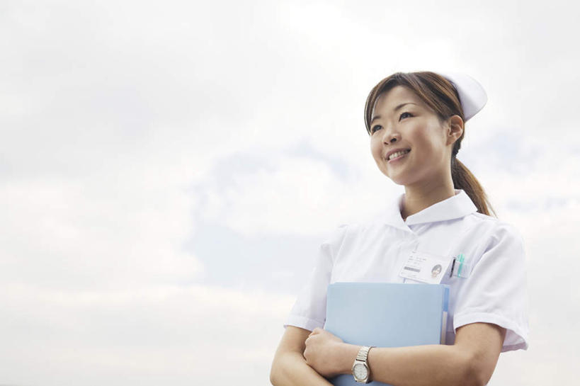 东方人,头发,一个人,医生,站,捧,笑,摸,微笑,露齿笑,横图,室外,白天,正面,亚洲,仅一个年轻女性,仅一个女性,仅一个人,抚摸,握,阴影,服装,光线,材料,档案,文件,影子,云,云朵,拿,云彩,拿着,注视,休闲装,黄种人,衣服,蓝色,白色,黑色,白云,蓝天,天空,阳光,资料,天,观察,看,站着,医护人员,医疗人员,休闲,休闲服,握着,服饰,观看,察看,白大褂,关注,文档,年轻女性,女人,女性,亚洲人,长发,大夫,触摸,端,端着,接触,捧着,手捧,站立,半身,彩图