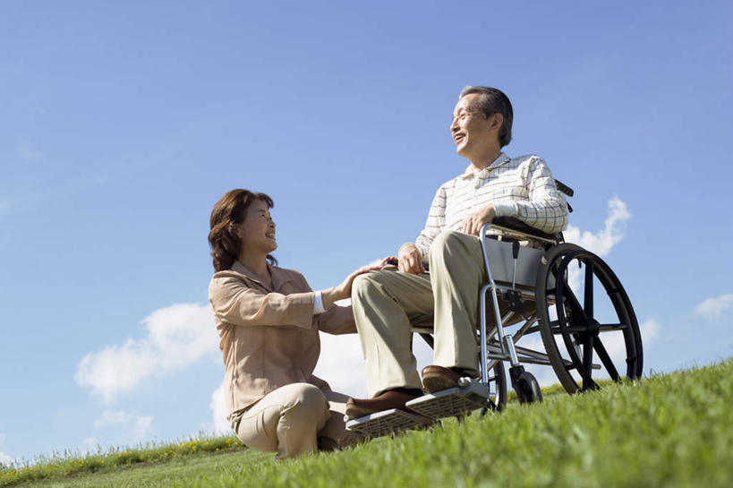 东方人,头发,两个人,家庭,夫妻,坐,蹲,握手,笑,摸,微笑,露齿笑,横图,室外,白天,仰视,爱情,草地,草坪,植物,亚洲,抚摸,阴影,服装,光线,工具,影子,云,云朵,浪漫,云彩,依偎,注视,休闲装,黄种人,草,一个,衣服,蓝色,绿色,白色,黑色,白云,蓝天,天空,阳光,轮椅,天,复健,观察,看,靠,靠着,倚靠,休闲,康复,温暖,温馨,一家人,休闲服,器械,恩爱,恋人,服饰,单个,观看,和睦,察看,医疗设备,倚着,关注,医疗器械,医疗工具,依附,依赖,投靠,辅助设备,老年男性,老年女性,男人,男性,女人,女性,亚洲人,夫妇,情侣,触摸,蹲着,接触,拉手,手拉手,手握手,坐着,彩图,低角度拍摄,全身,伴侣,融洽