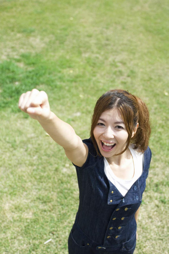 东方人,头发,一个人,站,举,笑,摸,微笑,露齿笑,竖图,俯视,室外,白天,草地,草坪,植物,亚洲,仅一个年轻女性,仅一个女性,仅一个人,抚摸,握,阴影,服装,光线,影子,注视,休闲装,黄种人,鼓励,草,衣服,蓝色,绿色,黑色,阳光,观察,加油,看,手势,托,握拳,站着,休闲,休闲服,打气,握着,服饰,观看,察看,关注,鼓舞,年轻女性,女人,女性,亚洲人,长发,触摸,接触,举起,举手,举着,抬头,向上举,向上伸,向上托,仰头,站立,半身,彩图,高角度拍摄