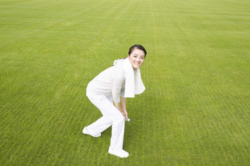 东方人,头发,一个人,站,蹲,笑,摸,微笑,露齿笑,横图,俯视,室外,白天,旅游,度假,草地,草坪,植物,亚洲,仅一个年轻女性,仅一个女性,仅一个人,一条,抚摸,阴影,服装,光线,影子,扭头,注视,休闲装,黄种人,娱乐,草,衣服,绿色,白色,黑色,阳光,毛巾,观察,看,站着,转头,享受,休闲,休闲服,放松,服饰,观看,察看,关注,年轻女性,女人,女性,亚洲人,长发,触摸,蹲着,接触,站立,彩图,高角度拍摄,全身