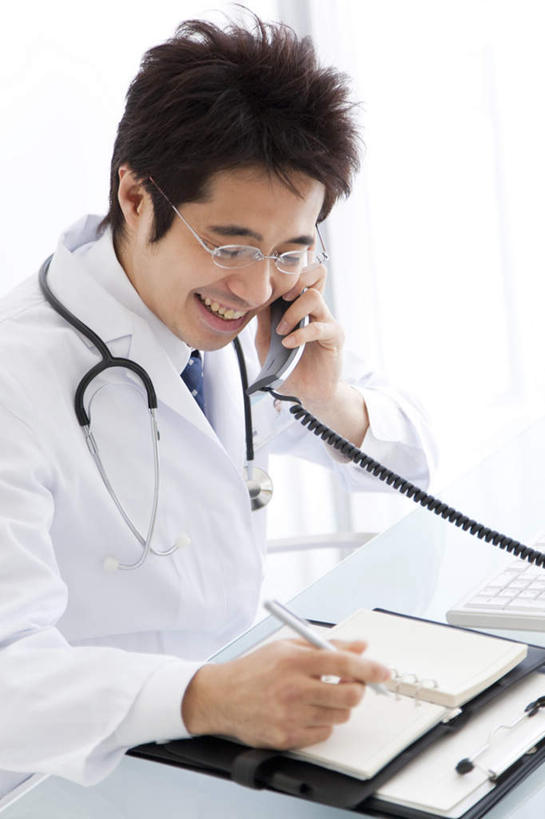 东方人,头发,一个人,医生,医院,坐,笑,摸,打电话,微笑,露齿笑,竖图,俯视,室内,白天,桌子,电话,手机,亚洲,仅一个男性,仅一个人,抚摸,握,笔,材料,档案,文件,办公桌,办公用品,拿,拿着,注视,黄种人,通讯设备,文具,仅一个年轻男性,一个,黑色,听诊器,学习用品,资料,低头,观察,看,靠,靠着,倚靠,医护人员,医疗人员,握着,单个,观看,文具用品,察看,医疗设备,倚着,白大褂,关注,文档,医疗机构,交流,男人,男性,年轻男性,亚洲人,长发,大夫,触摸,沟通,接触,通话,坐着,半身,彩图,高角度拍摄,病院,诊所