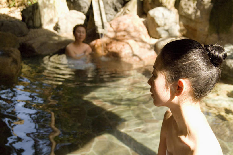 东方人,头发,一个人,伙伴,朋友,坐,笑,摸,微笑,露齿笑,横图,室内,白天,正面,浴袍,按摩,美容,友谊,石头,水,亚洲,仅一个年轻女性,仅一个女性,仅一个人,抚摸,护肤,阴影,波纹,光线,石子,液体,影子,水滴,扭头,注视,黄种人,白色,黑色,水纹,阳光,波浪,观察,看,靠,靠着,倚靠,转头,保养,享受,休闲,放松,SPA水疗,保健,温泉浴场,观看,察看,倚着,关注,养颜,友情,年轻女性,女人,女性,亚洲人,长发,石块,矿泉疗养地,触摸,接触,坐着,半身,彩图,汤帷子,浴衣,水疗