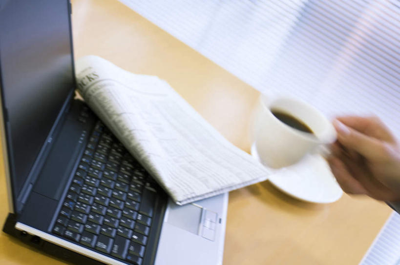 东方人,手,一个人,商务人士,商务男性,办公室,摸,横图,俯视,室内,白天,衬衫,电脑,笔记本电脑,桌子,报纸,杯子,餐具,亚洲,仅一个男性,仅一个人,一张,抚摸,阴影,套装,光线,网络,信息,材料,瓷器,档案,碟子,盘,文件,影子,办公桌,咖啡杯,陶瓷制品,黄种人,通讯设备,仅一个年轻男性,阳光,盘子,资料,碟,手部,新闻,无线,文档,瓷杯,通信设备,商务装,无线网络,无线上网,便携式电脑,工薪阶层,手提电脑,男人,男性,年轻男性,亚洲人,白领,上班族,触摸,接触,半身,彩图,高角度拍摄,衬衣,报刊