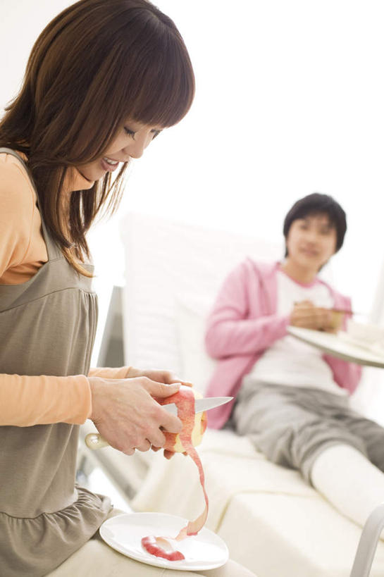 点心,东方人,头发,两个人,家庭,夫妻,病人,医院,竖图,室内,白天,正面,爱情,下午茶,沙发,书籍,亚洲,一块,阴影,服装,光线,影子,墙,食品,浪漫,休闲装,黄种人,墙壁,墙面,食物,糕点,衣服,粉色,黑色,阳光,休闲,温暖,温馨,一家人,休闲服,恩爱,恋人,服饰,和睦,布艺沙发,医疗机构,男人,男性,年轻男性,年轻女性,女人,女性,亚洲人,长发,夫妇,情侣,患者,就医者,书,图书,半身,彩图,病院,诊所,伴侣,融洽,蛋糕