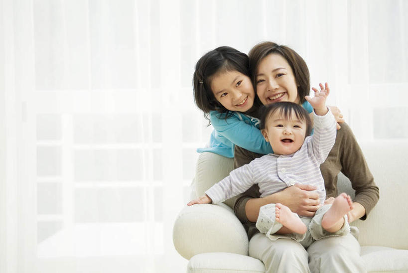 东方人,儿童,头发,三个人,家庭,母亲,女儿,客厅,坐,举,抱,笑,摸,微笑,露齿笑,横图,室内,白天,正面,纯洁,窗户,靠垫,落地窗,沙发,亚洲,抚摸,阴影,服装,光线,影子,墙,靠枕,依偎,注视,休闲装,黄种人,玻璃窗,墙壁,墙面,小孩,衣服,蓝色,黑色,阳光,垫子,枕头,观察,看,靠,靠着,托,倚靠,张嘴,休闲,温暖,温馨,母女,一家人,休闲服,可爱,母爱,童年,童趣,服饰,抱着,观看,和睦,察看,起居室,搂着,倚着,关注,张大嘴巴,布艺沙发,童真,烂漫,无邪,依附,依赖,投靠,天真,年轻女性,女孩,女人,女性,亚洲人,孩子,年轻人,张开嘴,触摸,怀抱,接触,举起,举手,举着,搂,搂抱,相抱,向上举,向上伸,向上托,拥抱,坐着,半身,彩图,融洽,女生