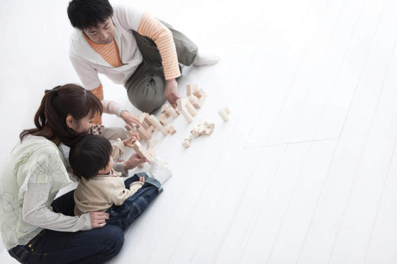 东方人,儿童,头发,三个人,家庭,夫妻,母亲,父亲,女儿,坐,笑,摸,微笑,露齿笑,横图,俯视,室内,白天,爱情,游戏,纯洁,智慧,玩具,亚洲,抚摸,握,阴影,服装,光线,瓷砖,地砖,影子,墙,地面,浪漫,拿,玩,拿着,注视,休闲装,黄种人,娱乐,墙壁,墙面,小孩,衣服,白色,黑色,阳光,低头,观察,看,休闲,温暖,温馨,父女,母女,三口之家,一家人,休闲服,积木,恩爱,父爱,可爱,母爱,童年,童趣,益智,握着,恋人,服饰,观看,活动,和睦,察看,思维,发泄,关注,消遣,智力,想象,童真,烂漫,无邪,宣泄,天真,男人,男性,年轻男性,年轻女性,女孩,女人,女性,亚洲人,孩子,年轻人,长发,夫妇,情侣,触摸,接触,玩耍,嬉戏,坐着,半身,彩图,高角度拍摄,伴侣,融洽,女生