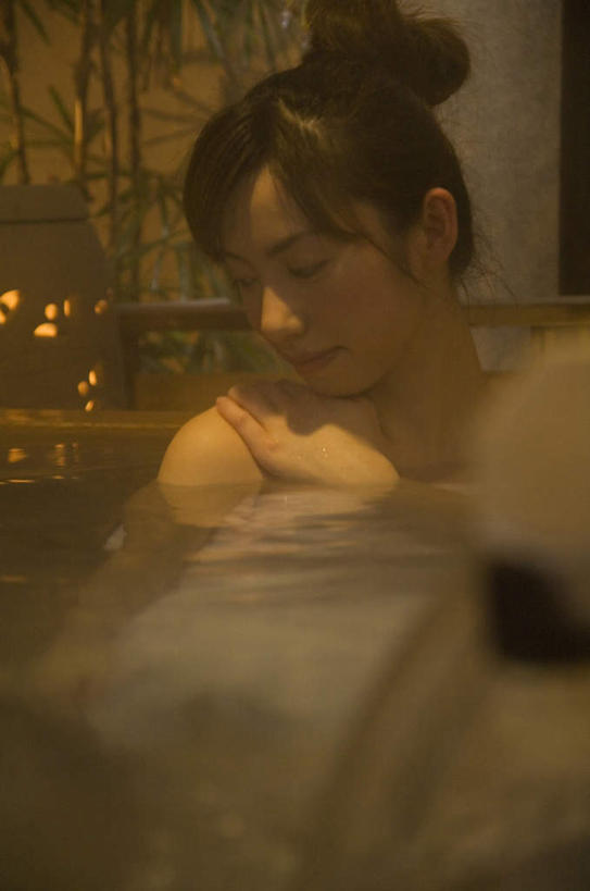 东方人,头发,一个人,坐,闭眼,睡,竖图,室内,白天,正面,浴袍,按摩,美容,水,植物,亚洲,仅一个年轻女性,仅一个女性,仅一个人,护肤,阴影,波纹,光线,盆栽,液体,影子,墙,水滴,盆景,扭头,黄种人,墙壁,墙面,绿色,白色,黑色,水纹,阳光,自然,波浪,靠,靠着,倚靠,转头,保养,享受,休闲,放松,SPA水疗,保健,温泉浴场,生长,成长,倚着,养颜,年轻女性,女人,女性,亚洲人,长发,矿泉疗养地,闭眼睛,闭着眼,闭着眼睛,困,困觉,寝息,睡觉,坐着,半身,彩图,汤帷子,浴衣,水疗