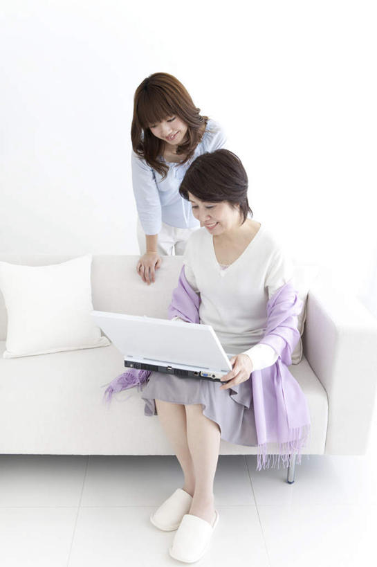 东方人,两个人,家庭,母亲,女儿,客厅,站,坐,捧,笑,摸,微笑,露齿笑,竖图,俯视,室内,白天,电脑,笔记本电脑,沙发,亚洲,抚摸,敲打,握,阴影,服装,光线,网络,影子,墙,拿,拿着,注视,休闲装,黄种人,输入,通讯设备,墙壁,墙面,衣服,白色,阳光,打字,低头,观察,看,靠,靠着,倚靠,站着,休闲,温暖,温馨,母女,一家人,休闲服,母爱,握着,服饰,观看,点击,敲击,和睦,察看,无线,起居室,倚着,关注,通信设备,无线网络,布艺沙发,无线上网,便携式电脑,按键,手提电脑,老年女性,年轻女性,女人,女性,亚洲人,触摸,端,端着,接触,捧着,手捧,站立,坐着,彩图,高角度拍摄,全身,融洽