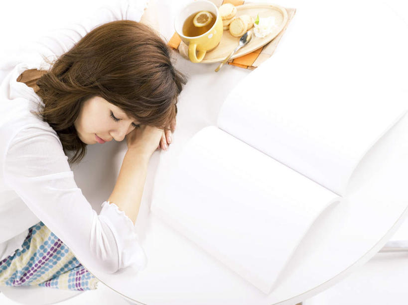 点心,东方人,头发,一个人,躺,闭眼,笑,摸,微笑,露齿笑,横图,俯视,室内,白天,床,靠垫,卧室,杯子,餐具,亚洲,仅一个年轻女性,仅一个女性,仅一个人,撑,抚摸,服装,瓷器,碟子,盘,食品,甜点,甜品,床单,咖啡杯,靠枕,陶瓷制品,扭头,托腮,休闲装,黄种人,被子,食物,糕点,衣服,白色,黑色,盘子,垫子,碟,枕头,甜食,托,转头,休闲,休闲服,服饰,单人床,被单,托下巴,瓷杯,卧着,年轻女性,女人,女性,亚洲人,长发,闭眼睛,闭着眼,闭着眼睛,触摸,接触,躺着,卧,半身,彩图,高角度拍摄,睡房,卧房