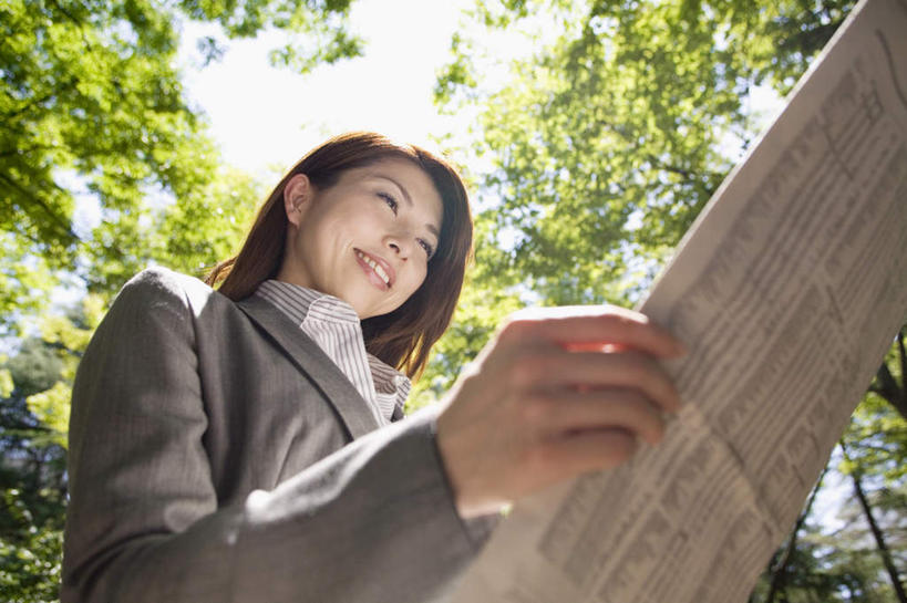 东方人,头发,一个人,商务人士,商务女性,站,捧,笑,摸,微笑,露齿笑,横图,室外,白天,仰视,衬衫,旅游,度假,道路,地图,亚洲,仅一个年轻女性,仅一个女性,仅一个人,一张,抚摸,握,阴影,套装,光线,信息,影子,云,云朵,领带,交通,拿,云彩,拿着,注视,黄种人,方向,娱乐,蓝色,黑色,白云,蓝天,天空,阳光,天,观察,看,站着,享受,休闲,放松,握着,观看,引导,指引,察看,关注,商务装,工薪阶层,年轻女性,女人,女性,亚洲人,长发,白领,上班族,触摸,端,端着,接触,捧着,手捧,站立,半身,彩图,低角度拍摄,衬衣,导航