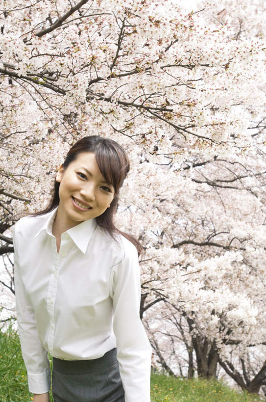 东方人,头发,一个人,商务人士,商务女性,站,笑,微笑,露齿笑,竖图,室外,白天,正面,衬衫,旅游,度假,草地,草坪,植物,樱花,亚洲,仅一个年轻女性,仅一个女性,仅一个人,弯腰,阴影,套装,盛开,光线,影子,花蕾,注视,黄种人,娱乐,草,花,花瓣,花朵,鲜花,树,树木,粉色,绿色,白色,黑色,阳光,自然,花苞,花蕊,观察,看,站着,享受,休闲,放松,生长,成长,观看,察看,关注,商务装,工薪阶层,弯身,仙樱花,福岛樱,青肤樱,年轻女性,女人,女性,亚洲人,白领,上班族,荆桃,站立,半身,彩图,衬衣