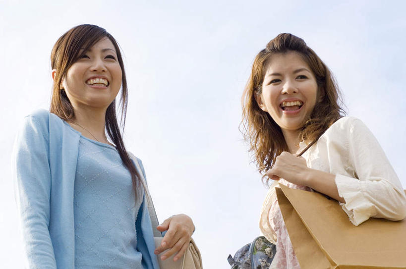 东方人,背,两个人,伙伴,朋友,站,笑,摸,微笑,露齿笑,横图,室外,白天,仰视,旅游,度假,友谊,亚洲,抚摸,阴影,服装,光线,包,皮包,影子,云,云朵,云彩,注视,休闲装,黄种人,娱乐,两个,衣服,黄色,蓝色,白色,白云,蓝天,天空,阳光,天,背着,观察,看,站着,享受,休闲,休闲服,放松,服饰,观看,单肩包,察看,关注,友情,年轻女性,女人,女性,亚洲人,触摸,接触,站立,半身,彩图,低角度拍摄