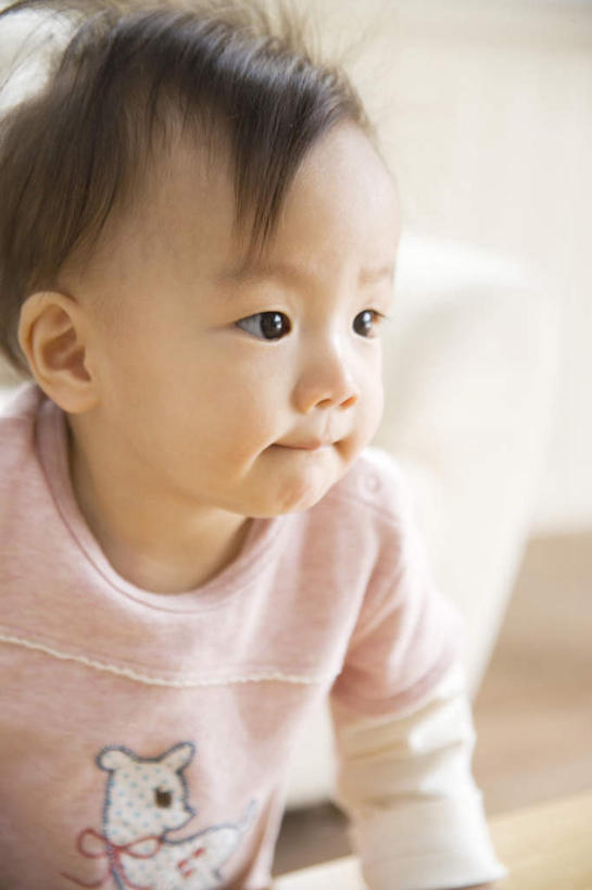 东方人,婴儿,儿童,头发,一个人,客厅,坐,笑,摸,微笑,露齿笑,竖图,室内,白天,正面,婴儿服装,纯洁,沙发,亚洲,仅一个人,撑,抚摸,阴影,花纹,朦胧,模糊,光线,瓷砖,地砖,图案,影子,墙,地面,注视,黄种人,墙壁,墙面,小孩,粉色,黑色,阳光,观察,看,趴着,可爱,活泼,观看,察看,起居室,撑着,关注,宝宝,布艺沙发,纯真,烂漫,无邪,伶俐,天真,亚洲人,孩子,触摸,接触,趴,坐着,半身,彩图,婴儿服,襁褓