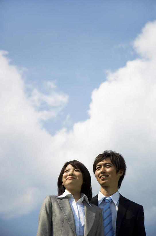 东方人,头发,两个人,商务人士,商务男性,商务女性,站,笑,微笑,露齿笑,竖图,室外,白天,仰视,衬衫,旅游,度假,亚洲,一堆,阴影,堆叠,堆积,套装,光线,影子,云,云朵,云彩,注视,黄种人,娱乐,蓝色,黑色,白云,蓝天,天空,阳光,天,观察,看,站着,享受,休闲,放松,观看,堆,察看,关注,商务装,工薪阶层,男人,男性,年轻男性,年轻女性,女人,女性,亚洲人,长发,白领,上班族,站立,半身,彩图,低角度拍摄,衬衣