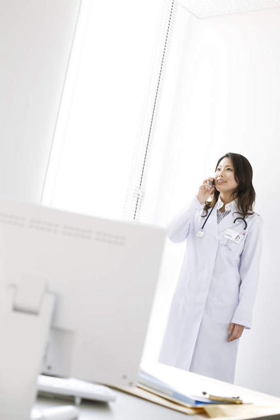 东方人,头发,一个人,医生,医院,站,举,笑,摸,打电话,微笑,露齿笑,竖图,室内,白天,正面,电脑,笔记本电脑,窗户,落地窗,桌子,电话,手机,亚洲,仅一个年轻女性,仅一个女性,仅一个人,抚摸,握,阴影,光线,网络,影子,办公桌,墙,拿,听,拿着,注视,黄种人,通讯设备,玻璃窗,墙壁,墙面,一个,黑色,阳光,听诊器,观察,看,托,站着,医护人员,医疗人员,握着,单个,观看,察看,医疗设备,无线,白大褂,关注,通信设备,无线网络,无线上网,便携式电脑,医疗机构,交流,手提电脑,年轻女性,女人,女性,亚洲人,大夫,触摸,沟通,接触,举起,举手,举着,通话,向上举,向上伸,向上托,站立,半身,彩图,病院,诊所