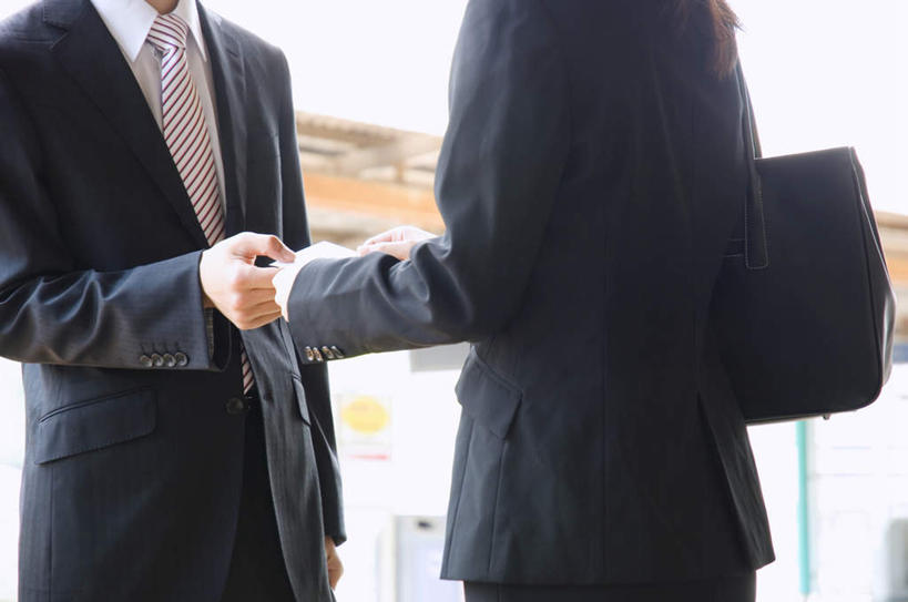 东方人,背,两个人,伙伴,朋友,商务人士,商务男性,商务女性,站,握手,笑,摸,微笑,露齿笑,横图,室内,白天,正面,衬衫,友谊,合作,团队,亚洲,抚摸,阴影,套装,光线,包,瓷砖,地砖,公文包,影子,墙,领带,地面,注视,黄种人,侧身,墙壁,墙面,两个,阳光,背着,观察,看,站着,战略,公事包,观看,察看,关注,商务装,工薪阶层,联合,合谋,配合,协作,男人,男性,年轻男性,年轻女性,女人,女性,亚洲人,白领,上班族,搀手,触摸,接触,拉手,手搀手,手拉手,手牵手,手握手,站立,彩图,衬衣