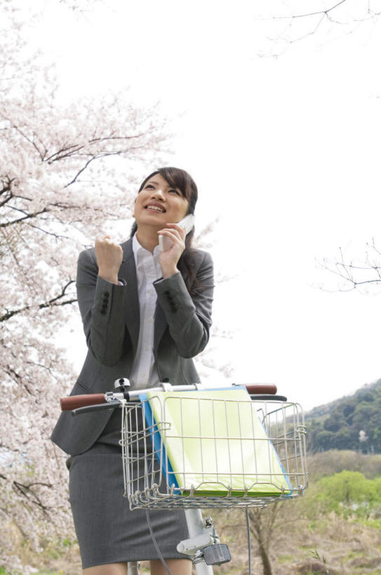 东方人,头发,一个人,商务人士,商务女性,站,笑,摸,打电话,微笑,露齿笑,竖图,室外,白天,正面,旅游,度假,草地,草坪,植物,自行车,樱花,电话,手机,亚洲,仅一个年轻女性,仅一个女性,仅一个人,一辆,撑,抚摸,阴影,套装,盛开,光线,影子,云,云朵,花蕾,云彩,注视,黄种人,娱乐,通讯设备,车,脚踏车,草,花,花瓣,花朵,鲜花,树,树木,粉色,蓝色,绿色,黑色,白云,蓝天,天空,阳光,自然,交通工具,天,花苞,花蕊,观察,看,站着,享受,休闲,放松,生长,成长,观看,察看,撑着,关注,载具,商务装,工薪阶层,一部,仙樱花,福岛樱,青肤樱,交流,年轻女性,女人,女性,亚洲人,白领,上班族,荆桃,触摸,沟通,接触,通话,站立,半身,彩图