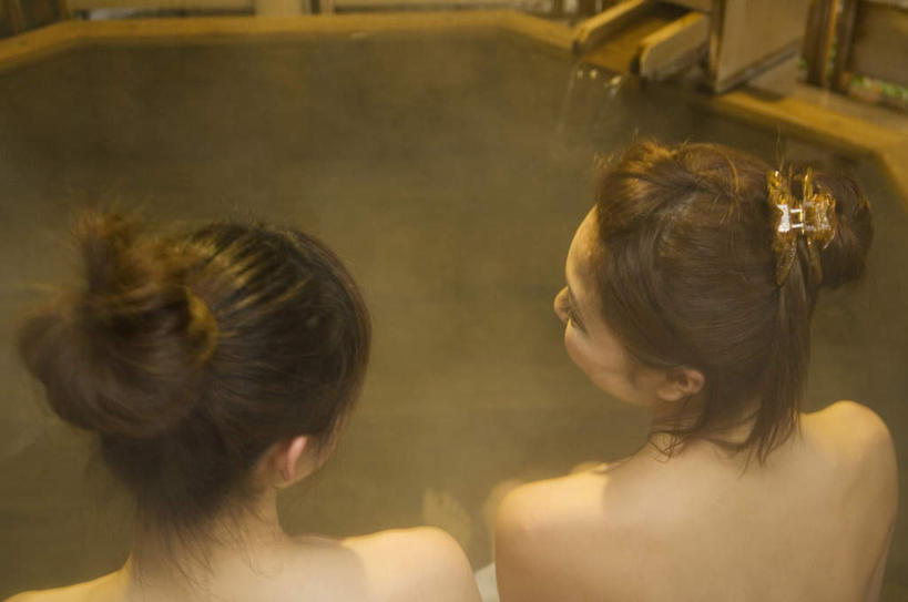 东方人,头发,两个人,伙伴,朋友,坐,笑,微笑,露齿笑,横图,俯视,室内,白天,浴袍,按摩,美容,友谊,水,亚洲,护肤,阴影,波纹,光线,液体,影子,水滴,注视,黄种人,相视,白色,黑色,水纹,阳光,波浪,观察,看,靠,靠着,倚靠,保养,享受,休闲,面对面,放松,SPA水疗,保健,温泉浴场,观看,对视,察看,倚着,关注,相对,养颜,相看,友情,年轻女性,女人,女性,亚洲人,长发,矿泉疗养地,坐着,半身,彩图,高角度拍摄,汤帷子,浴衣,水疗