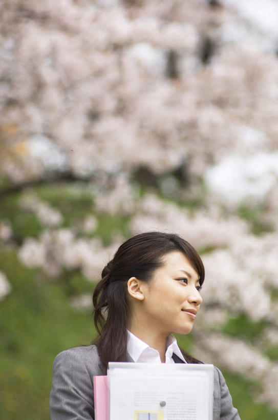 东方人,头发,一个人,站,捧,笑,摸,微笑,露齿笑,竖图,室外,白天,正面,旅游,度假,草地,草坪,植物,樱花,亚洲,仅一个年轻女性,仅一个女性,仅一个人,抚摸,握,盛开,材料,档案,文件,拿,花蕾,拿着,注视,黄种人,娱乐,草,花,花瓣,花朵,鲜花,树,树木,粉色,蓝色,绿色,黑色,蓝天,天空,自然,资料,天,花苞,花蕊,观察,看,站着,享受,休闲,放松,握着,生长,成长,观看,察看,关注,文档,仙樱花,福岛樱,青肤樱,年轻女性,女人,女性,亚洲人,长发,荆桃,触摸,端,端着,接触,捧着,手捧,站立,半身,彩图