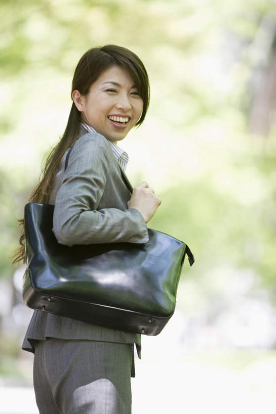 东方人,背,头发,一个人,商务人士,商务女性,站,笑,摸,微笑,露齿笑,竖图,室外,白天,衬衫,旅游,度假,草地,草坪,植物,亚洲,仅一个年轻女性,仅一个女性,仅一个人,抚摸,阴影,套装,光线,包,皮包,影子,云,云朵,领带,云彩,扭头,注视,黄种人,娱乐,草,树,树木,一个,背面,蓝色,绿色,黑色,白云,蓝天,天空,阳光,自然,天,背着,观察,看,站着,转头,享受,休闲,放松,生长,单个,成长,观看,单肩包,察看,关注,商务装,工薪阶层,年轻女性,女人,女性,亚洲人,长发,白领,上班族,触摸,接触,站立,半身,彩图,衬衣