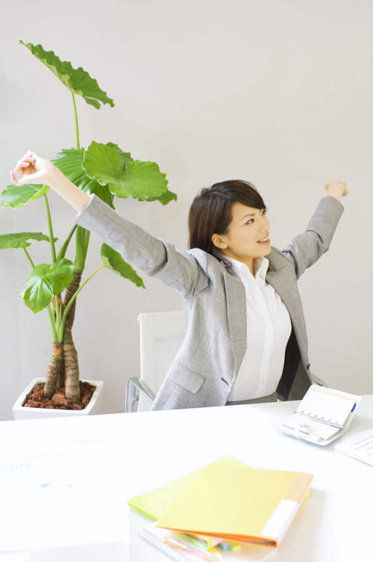 东方人,头发,一个人,商务人士,商务女性,办公室,坐,举,伸展双臂,笑,打电话,微笑,露齿笑,竖图,俯视,室内,白天,衬衫,植物,桌子,电话,手机,亚洲,仅一个年轻女性,仅一个女性,仅一个人,套装,材料,档案,盆栽,文件,办公桌,墙,领带,盆景,注视,黄种人,通讯设备,墙壁,墙面,绿色,黑色,自然,资料,观察,看,靠,靠着,托,倚靠,生长,成长,观看,察看,倚着,关注,文档,商务装,工薪阶层,交流,年轻女性,女人,女性,亚洲人,白领,上班族,敞开双臂,沟通,举起,举手,举着,伸开双臂,通话,向上举,向上伸,向上托,展开双肩,张开手臂,张开双臂,坐着,半身,彩图,高角度拍摄,衬衣