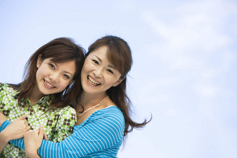 东方人,头发,两个人,家庭,母亲,女儿,站,抱,笑,摸,微笑,露齿笑,横图,室外,白天,仰视,旅游,度假,亚洲,抚摸,阴影,花纹,服装,光线,影子,云,云朵,云彩,注视,休闲装,黄种人,娱乐,衣服,蓝色,绿色,黑色,白云,蓝天,天空,阳光,天,低头,观察,看,站着,享受,休闲,温暖,温馨,母女,一家人,休闲服,放松,母爱,服饰,抱着,观看,和睦,察看,搂着,关注,老年女性,年轻女性,女人,女性,亚洲人,长发,触摸,怀抱,接触,搂,搂抱,相抱,拥抱,站立,半身,彩图,低角度拍摄,融洽