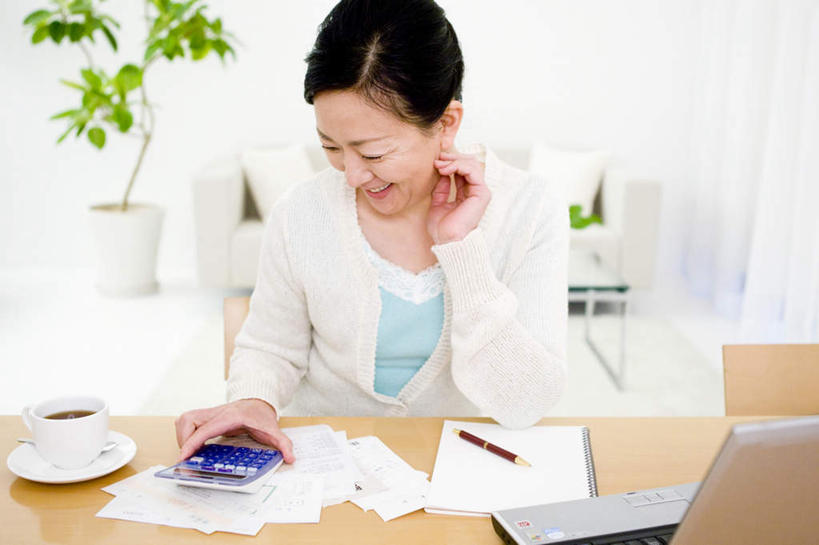 东方人,头发,一个人,商务人士,商务女性,客厅,坐,举,笑,打电话,微笑,露齿笑,横图,俯视,室内,白天,衬衫,植物,靠垫,沙发,桌子,杯子,餐具,电话,手机,亚洲,仅一个年轻女性,仅一个女性,仅一个人,敲打,握,套装,笔,瓷器,碟子,盘,盆栽,办公桌,办公用品,咖啡杯,靠枕,盆景,陶瓷制品,拿,拿着,注视,黄种人,输入,通讯设备,文具,绿色,黑色,自然,盘子,学习用品,垫子,碟,枕头,打字,观察,看,靠,靠着,托,倚靠,握着,生长,成长,观看,点击,敲击,文具用品,察看,起居室,倚着,关注,瓷杯,商务装,布艺沙发,工薪阶层,交流,按键,年轻女性,女人,女性,亚洲人,白领,上班族,沟通,举起,举手,举着,通话,向上举,向上伸,向上托,坐着,半身,彩图,高角度拍摄,衬衣