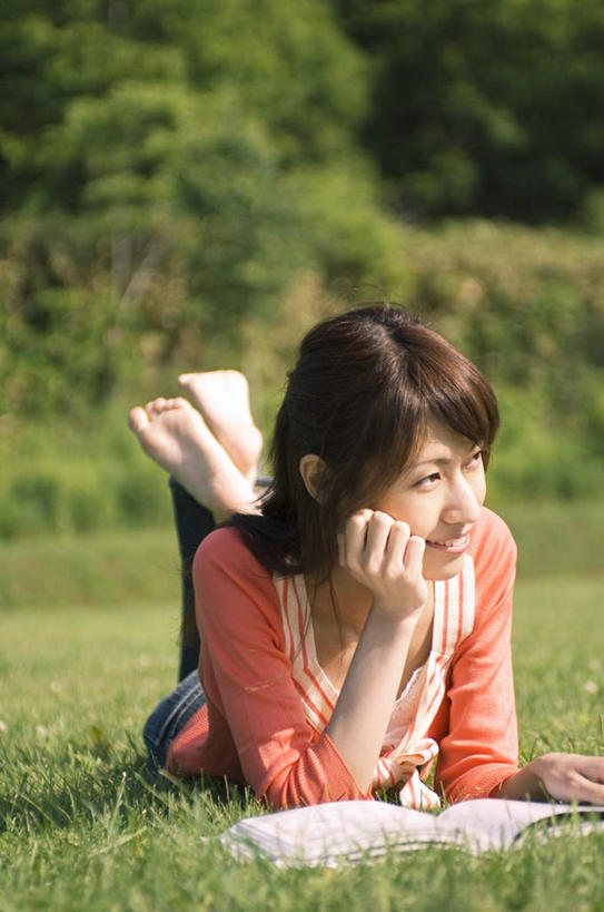 东方人,头发,一个人,躺,笑,摸,微笑,露齿笑,竖图,室外,白天,正面,旅游,度假,草地,草坪,植物,书籍,亚洲,仅一个年轻女性,仅一个女性,仅一个人,一本,撑,抚摸,阴影,服装,光线,影子,扭头,抬腿,托腮,注视,休闲装,黄种人,娱乐,草,树,树木,衣服,粉色,绿色,黑色,阳光,自然,观察,看,托,转头,享受,休闲,休闲服,放松,服饰,生长,成长,观看,察看,关注,托下巴,卧着,年轻女性,女人,女性,亚洲人,长发,书,图书,触摸,接触,躺着,卧,彩图,全身