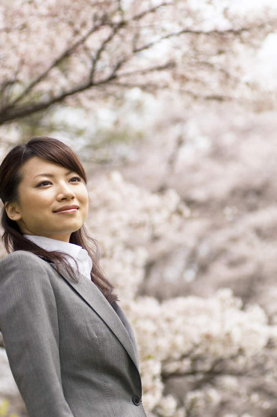 东方人,头发,一个人,商务人士,商务女性,站,笑,微笑,露齿笑,竖图,室外,白天,侧面,衬衫,旅游,度假,草地,草坪,植物,樱花,亚洲,仅一个年轻女性,仅一个女性,仅一个人,阴影,套装,盛开,光线,影子,花蕾,扭头,注视,黄种人,娱乐,草,花,花瓣,花朵,鲜花,树,树木,粉色,蓝色,绿色,黑色,蓝天,天空,阳光,自然,天,花苞,花蕊,观察,看,站着,转头,享受,休闲,放松,生长,成长,观看,察看,关注,商务装,工薪阶层,仙樱花,福岛樱,青肤樱,年轻女性,女人,女性,亚洲人,白领,上班族,荆桃,站立,半身,彩图,衬衣