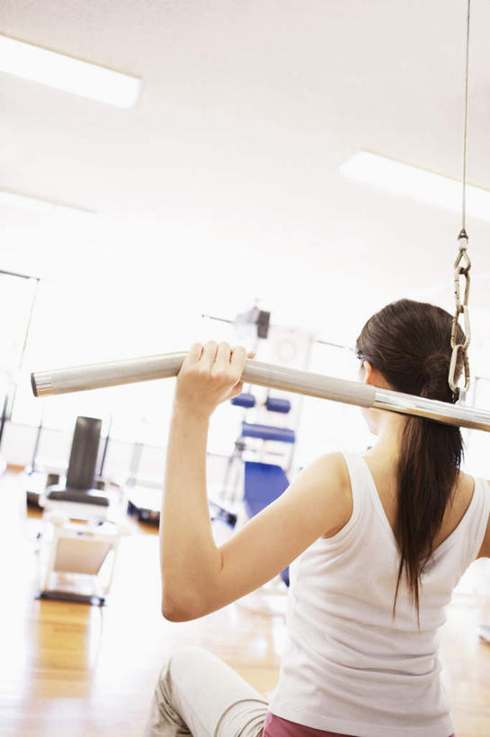 东方人,头发,一个人,健身房,坐,举,伸展双臂,竖图,室内,白天,锻炼,运动,地板,亚洲,仅一个年轻女性,仅一个女性,仅一个人,许多,撑,阴影,服装,光线,影子,墙,地面,休闲装,黄种人,娱乐,运动器械,木地板,墙壁,墙面,背面,衣服,白色,黑色,阳光,托,享受,休闲,休闲服,健身器械,放松,服饰,撑着,健身器材,室内运动,年轻女性,女人,女性,亚洲人,长发,敞开双臂,举起,举手,举着,伸开双臂,向上举,向上伸,向上托,展开双肩,张开手臂,张开双臂,坐着,半身,彩图,健身,健身馆,运动器材,跑步机