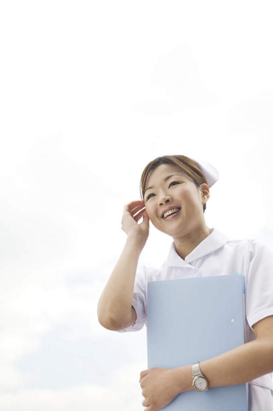 东方人,一个人,医生,站,举,笑,摸,打电话,微笑,露齿笑,竖图,室外,白天,仰视,电话,手机,亚洲,仅一个年轻女性,仅一个女性,仅一个人,抚摸,握,阴影,光线,材料,档案,文件,影子,云,云朵,拿,听,云彩,拿着,注视,黄种人,通讯设备,蓝色,白云,蓝天,天空,阳光,资料,天,观察,看,托,站着,医护人员,医疗人员,握着,观看,察看,白大褂,关注,文档,一部,交流,年轻女性,女人,女性,亚洲人,大夫,触摸,沟通,接触,举起,举手,举着,通话,向上举,向上伸,向上托,站立,半身,彩图,低角度拍摄