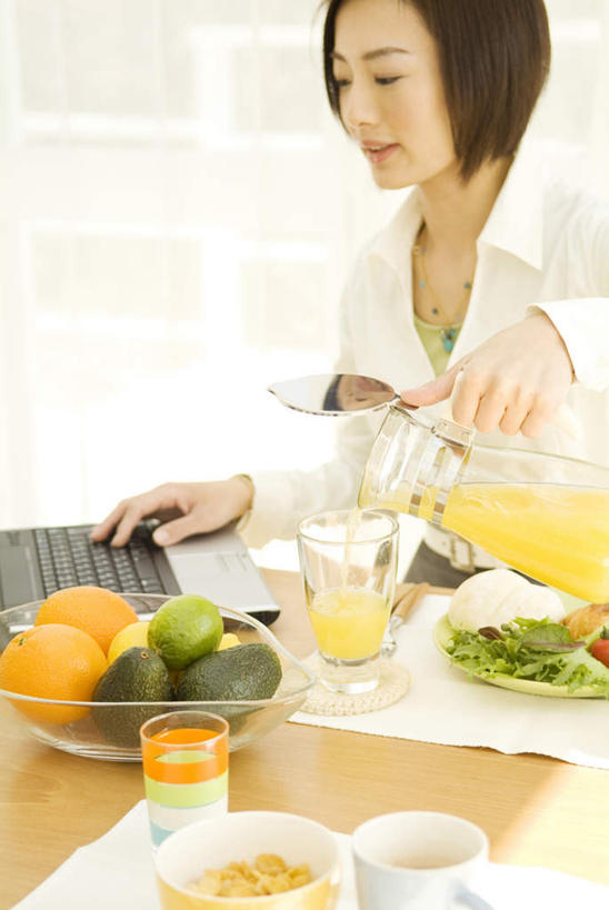 东方人,头发,一个人,客厅,坐,笑,摸,微笑,露齿笑,竖图,俯视,室内,白天,电脑,笔记本电脑,餐桌,窗户,落地窗,桌子,柑橘,杯子,餐具,水果,亚洲,仅一个年轻女性,仅一个女性,仅一个人,一堆,许多,抚摸,握,阴影,堆叠,堆积,服装,新鲜,光线,网络,瓷器,碟子,盘,影子,勺子,墙,生食,食品,果实,咖啡杯,陶瓷制品,拿,拿着,注视,休闲装,黄种人,通讯设备,玻璃窗,墙壁,墙面,食物,衣服,白色,黑色,阳光,盘子,调羹,碟,汤匙,观察,看,靠,靠着,倚靠,休闲,休闲服,握着,服饰,有机食品,绿色食品,餐台,观看,堆,一台,察看,无线,起居室,倚着,关注,瓷杯,通信设备,无线网络,无线上网,便携式电脑,酸橙,手提电脑,年轻女性,女人,女性,亚洲人,进餐用具,烹调用具,橘子,桔子,橙子,橙,触摸,接触,坐着,半身,彩图,高角度拍摄