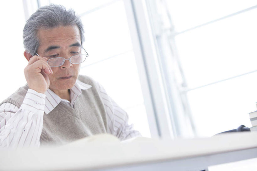 东方人,头发,一个人,坐,笑,摸,微笑,露齿笑,横图,室内,白天,正面,窗户,落地窗,桌子,亚洲,仅一个男性,仅一个人,抚摸,握,阴影,服装,光线,材料,档案,文件,眼镜,影子,办公桌,墙,拿,拿着,注视,休闲装,黄种人,玻璃窗,墙壁,墙面,衣服,白色,灰色,阳光,资料,观察,看,仅一个老年男性,休闲,休闲服,握着,服饰,观看,察看,关注,文档,近视眼镜,老年男性,男人,男性,亚洲人,触摸,接触,坐着,半身,彩图