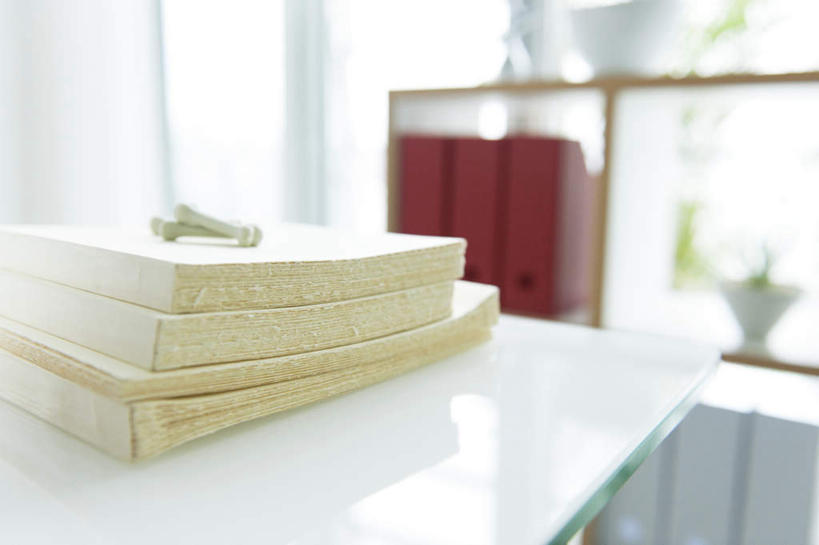 无人,客厅,横图,室内,特写,白天,正面,植物,桌子,书籍,一块,一排,许多,阴影,朦胧,模糊,整齐,时间,光线,瓷砖,地砖,盆栽,时钟,手表,影子,办公桌,墙,盆景,地面,计时,墙壁,墙面,排列,红色,绿色,阳光,自然,钟表,表,生长,成长,腕表,起居室,队列,书,图书,钟,彩图