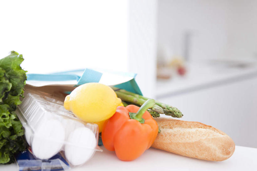 点心,面包,无人,横图,俯视,室内,特写,白天,柜子,桌面,柠檬,辣椒,蔬菜,水果,一堆,许多,堆叠,堆积,新鲜,墙,生菜,莴苣,蛋,鸡蛋,生食,食品,面点,果实,墙壁,墙面,食物,糕点,一个,黄色,橱柜,有机食品,绿色食品,单个,堆,彩椒,辣角,红海椒,大椒,辣虎,广椒,春菜,鹅仔菜,莴仔菜,千金菜,卵,叶用莴苣,益母果,柠果,甜椒,柿子椒,辣子,海椒,番椒,灯笼椒,彩图,高角度拍摄