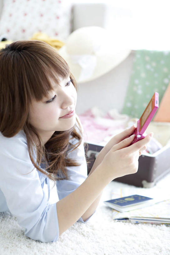 东方人,头发,一个人,坐,举,笑,摸,微笑,露齿笑,竖图,俯视,室内,白天,窗户,书房,台灯,桌子,书籍,照明,亚洲,仅一个年轻女性,仅一个女性,仅一个人,一堆,许多,撑,抚摸,握,阴影,堆叠,堆积,服装,光线,材料,档案,文件,影子,办公桌,墙,灯光,拿,拿着,注视,休闲装,黄种人,玻璃窗,墙壁,墙面,灯,衣服,黄色,白色,阳光,资料,灯具,观察,看,托,休闲,休闲服,握着,服饰,观看,堆,护照,照亮,察看,撑着,照明设备,关注,文档,年轻女性,女人,女性,亚洲人,书,图书,触摸,接触,举起,举手,举着,向上举,向上伸,向上托,坐着,半身,彩图,高角度拍摄