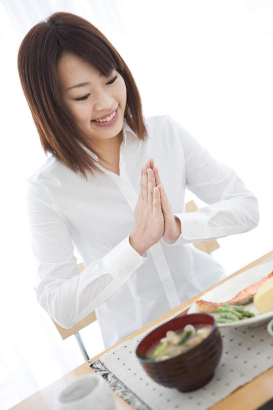 米饭,东方人,头发,一个人,客厅,坐,笑,摸,微笑,露齿笑,竖图,俯视,室内,白天,烹饪,餐桌,桌子,餐具,亚洲,仅一个年轻女性,仅一个女性,仅一个人,许多,抚摸,服装,碟子,盘,墙,肉,日本料理,料理,食品,饭,注视,休闲装,黄种人,文化,菜肴,美食,肉类,墙壁,墙面,食物,衣服,白色,黑色,盘子,碟,碗,日式料理,观察,看,靠,靠着,手势,倚靠,休闲,日式,休闲服,服饰,佳肴,餐台,观看,五谷,察看,起居室,倚着,关注,礼仪,肉食,年轻女性,女人,女性,亚洲人,长发,进餐用具,烹调用具,触摸,接触,坐着,半身,彩图,高角度拍摄